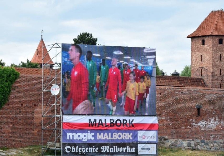 Malbork. Telebim przy miejskiej widowni miał trafić na stadion przy Toruńskiej, ale czarny ekran wciąż straszy na tle zamku