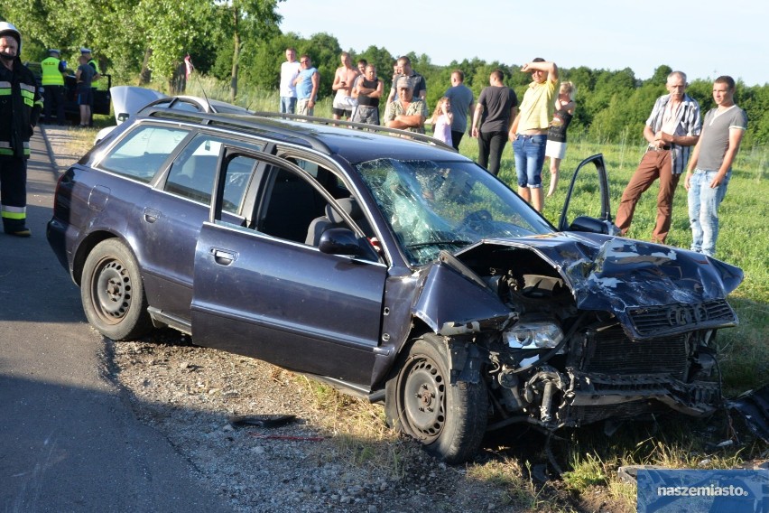 Wypadek w gminie Baruchowo. 4 osoby zabrane do szpitala po czołowym zderzeniu volkswagena z audi [zdjęcia, wideo]