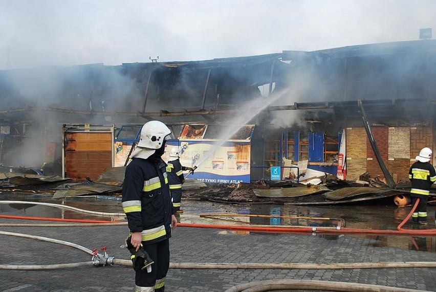 Leszno: Wielki pożar strawił market budowlany w centrum miasta[WIDEO]