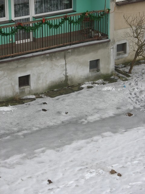 Mieszkańcy Choczewa alarmują: czarny jest śnieg od sadzy