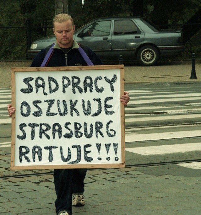 Determinacja, odwaga i manifestacja doznanej niesprawiedliwości, towarzyszyły zapewne temu mężczyźnie w jego samotnym proteście. Fot. Mariusz W&oacute;jcik