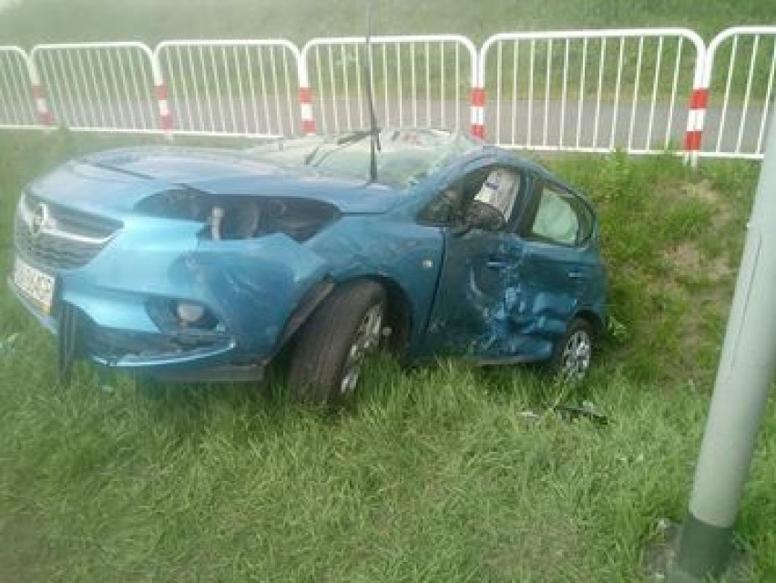 Groźny wypadek w Rudkach koło Trzemeszna. Ciężarówka uderzyła w opla, dwie osoby w szpitalu