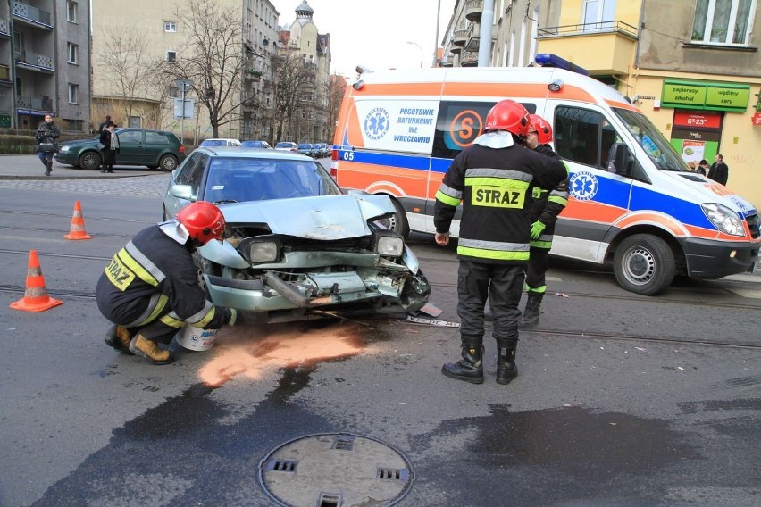 Wrocław: Wypadek na Sienkiewicza. Cztery osoby w szpitalu (ZDJĘCIA)