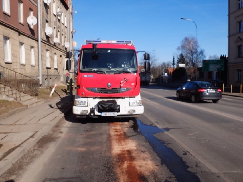 Wyciek oleju na ulicy Wrocławskiej w Wałbrzychu