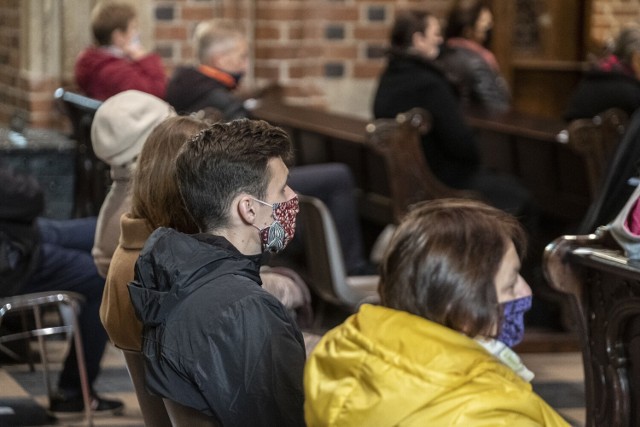 Jedynym zachowanym w świątyniach zaleceniem jest dezynfekcja rąk przez kapłanów i inne uprawnione osoby przed udzielaniem Komunii Świętej