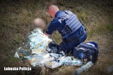 Wycieńczony mężczyzna szedł drogą krajową w upale. Uratowali go policjanci