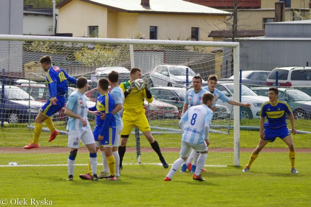 W meczu 26. kolejki Start Warlubie przegrał z Unią Solec Kujawski 0:1 (0:0). Bramkę na wagę zwycięstwa w 77 min. zdobył Piotr Żurek głową po dośrodkowaniu z rzutu rożnego. Unia została nowym liderem czwartej ligi. 

  WYNIKI 26. KOLEJKI 4 LIGI, STRZELCY, TABELA  