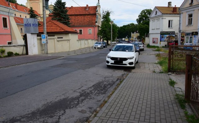 Ulicę Żeromskiego czeka remont, ale najbardziej zniszczona część chodnika nie będzie naprawiona.