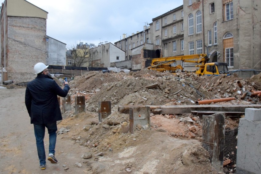 Trwa remont Teatru imienia Stefana Żeromskiego w Kielcach. Przygotowania do wielkiego wykopu na dziedzińcu. Zobacz film i zdjęcia