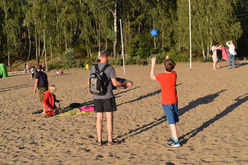 Leniwy sobotni wieczór na Płotkach w Pile. Koncert i pustki na plaży 