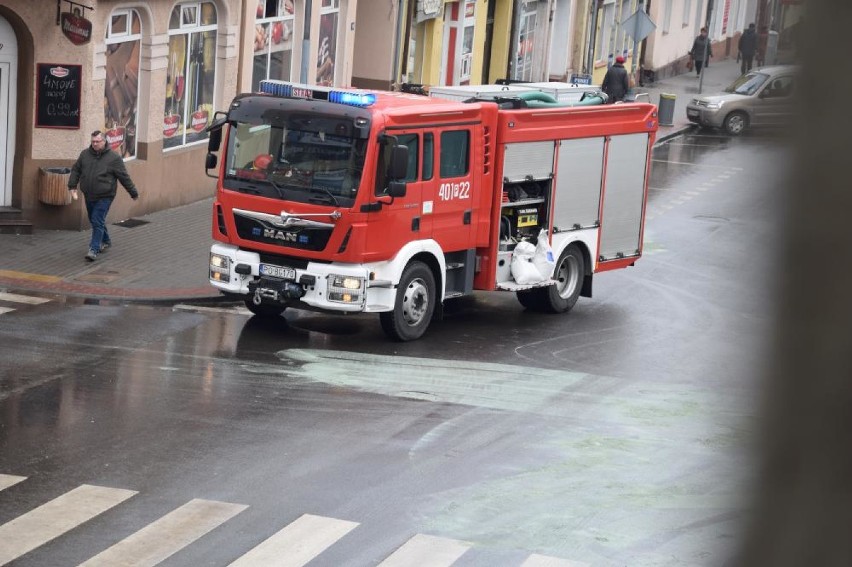 Chodzież: Strażacy neutralizowali plamy oleju na ul. Wojska Polskiego [FOTO]