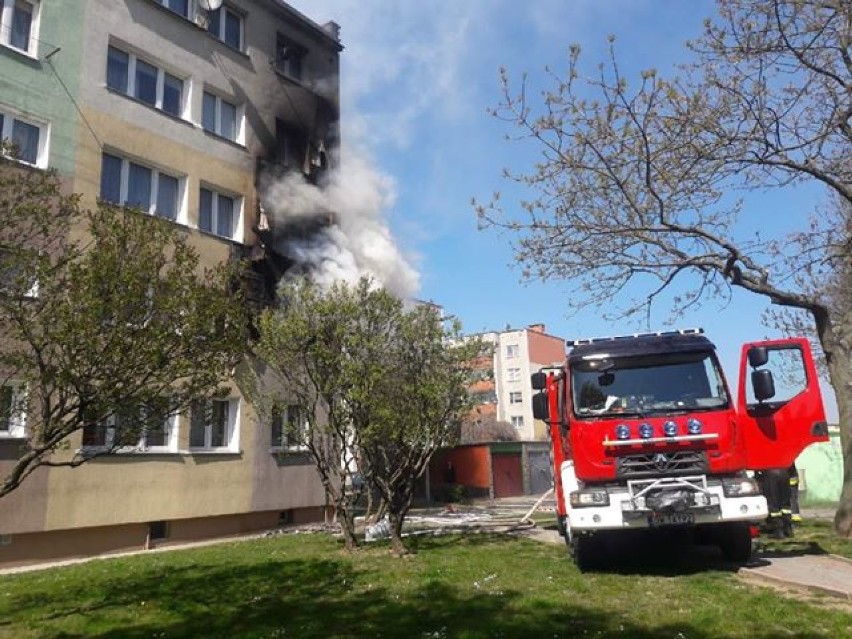 Groźny pożar bloku w Polkowicach. Ogień uszkodził dwa mieszkania