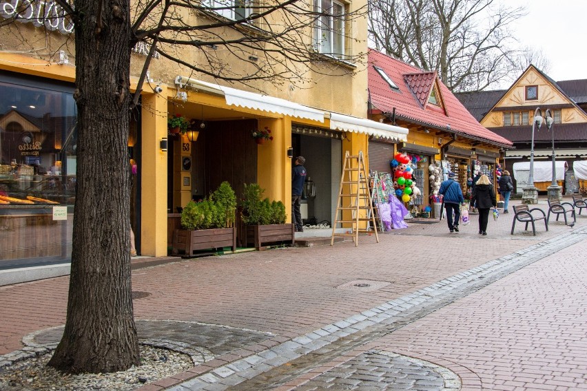 Zakopane. Na Krupówkach ogródków wciąż nie ma. Tymczasem od soboty można tam serwować kawę gościom