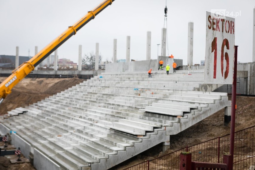 Jak idą prace na stadionie w Szczecinie? Zobaczcie, jak trybuny pną się w górę [ZDJĘCIA] 