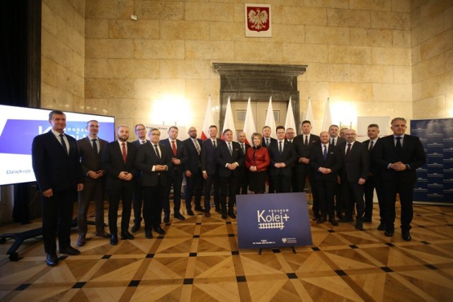 W poniedziałek 5 grudnia w Śląskim Urzędzie Wojewódzkim w Katowicach podpisanych zostało sześć umów na realizację Rządowego Programu Uzupełniania Lokalnej i Regionalnej Infrastruktury Kolejowej Kolej Plus do 2029 rok. To zapowiada duże zmiany także w Dąbrowie Górniczej

Zobacz kolejne zdjęcia/plansze. Przesuwaj zdjęcia w prawo naciśnij strzałkę lub przycisk NASTĘPNE