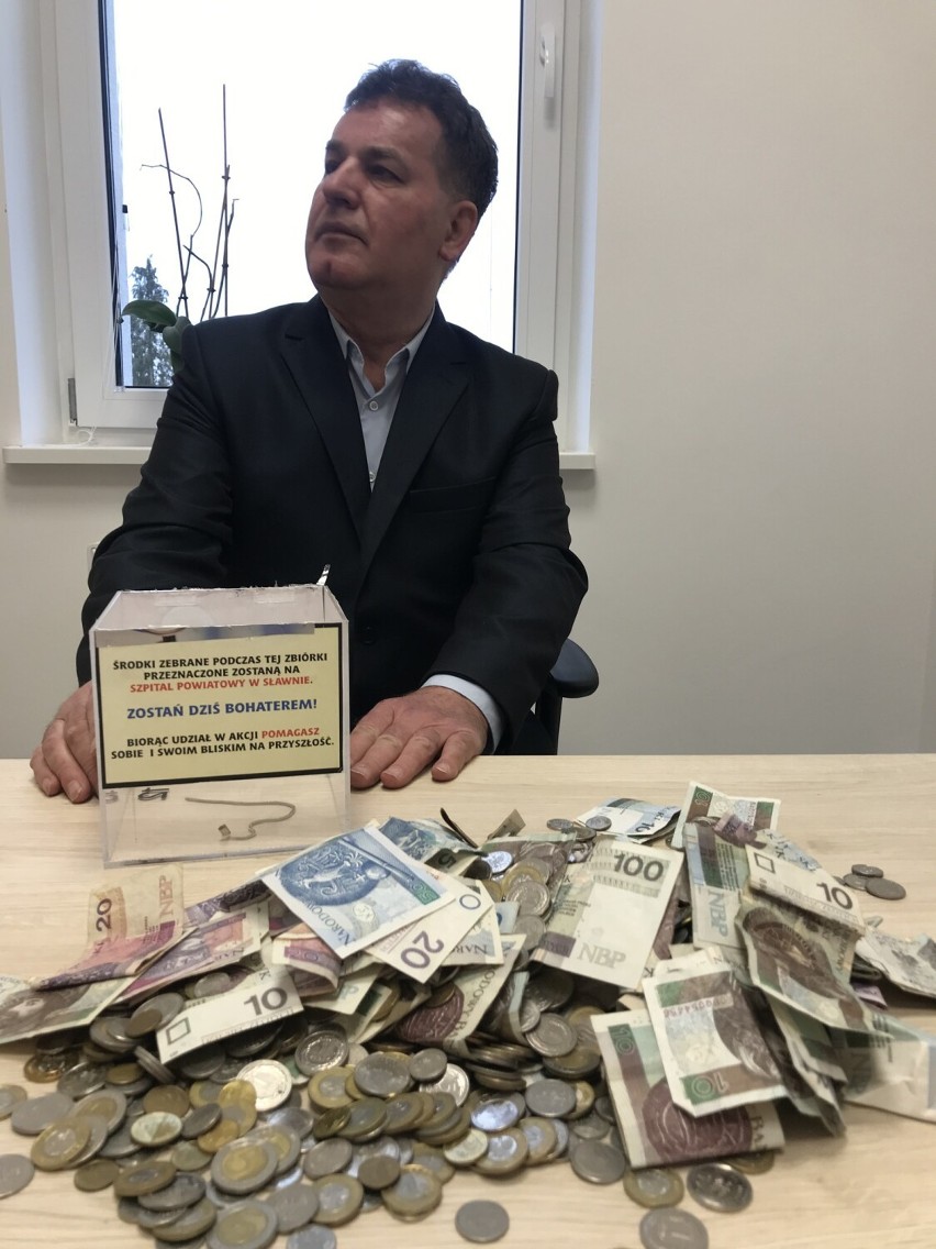 Liczenie pieniędzy z puszki, która stałą w Malechowie