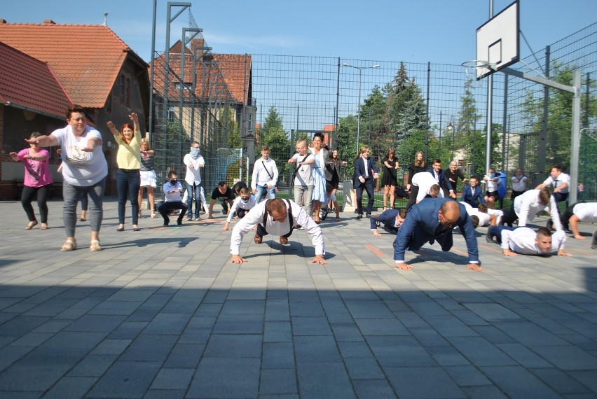 Nauczyciele oraz uczniowie z SP1 w Wolsztynie robią pompki w szczytnym celu