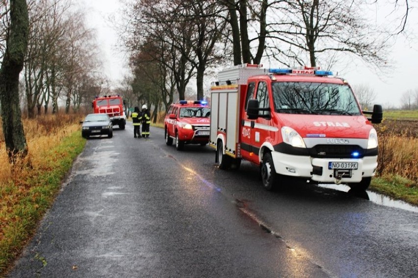 Wypadek w Woli Lipowskiej. Auto dachowało w rowie