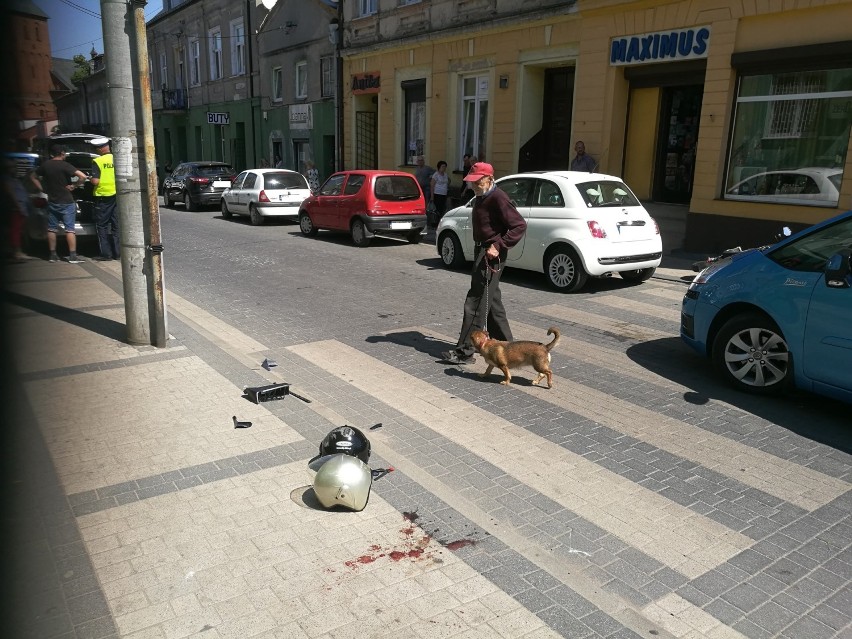 Wypadek na ulicy Piłsudskiego w Lipnie. Motorower zderzył się z citroenem. Dwie osoby trafiły do szpitala