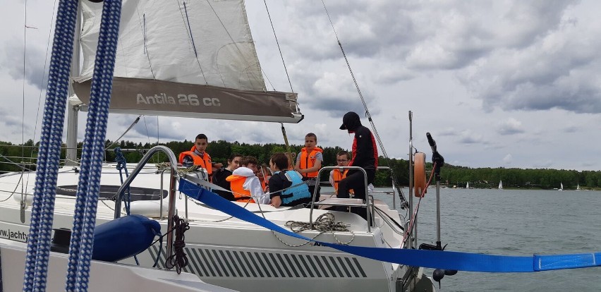 Młodzi żeglarze na zgrupowaniu szkoleniowym na Jeziorze Solińskim [ZDJĘCIA]