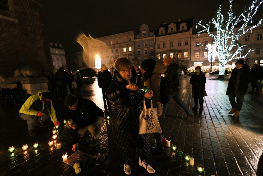 Na krakowskim Rynku zapalili Serce świateł dla Pawła Adamowicza w 3. rocznicę śmierci