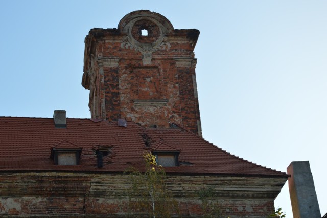 "Łysa" wieża zamkowa w Żarach. Drewniana kopuła doszczętnie spłonęła i runęła na dach zabytku.