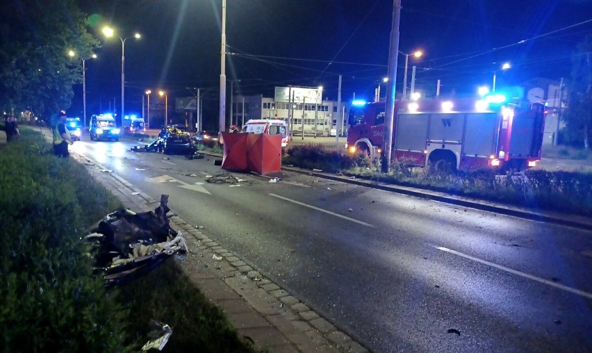 Tragiczny wypadek na Powstańców Śląskich we Wrocławiu. Dwie osoby zginęły na miejscu [ZDJĘCIA]