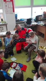 Spotkanie z ratownikiem medycznym w Zespole Szkolno-Przedszkolnym w Kłecku. Dzieci poznały podstawy pierwszej pomocy 