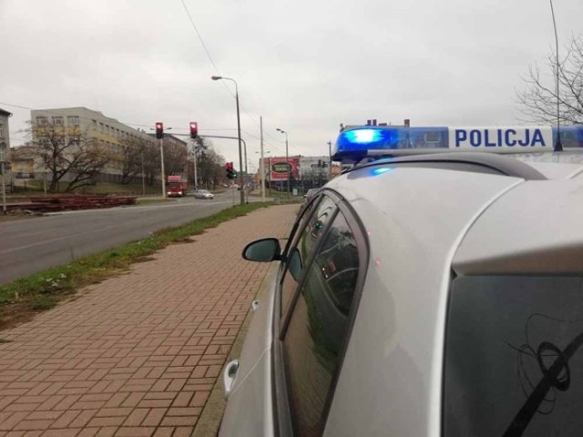 Gorzowska drogówka we wtorek, 20 listopada, prowadziła działania pod nazwą „zielona strzałka”. Niestety policjanci co chwilę sięgali po bloczek mandatowy.

Akcja „zielona strzałka” została przeprowadzona na skrzyżowaniu ulic Sikorskiego i Jancarza. Policjant obserwował skrzyżowanie i podawał innym numery tablic rejestracyjnych samochodów, których kierowcy zbagatelizowali zieloną strzałkę. Po chwili byli oni zatrzymywani i rozliczani przez policjantów.

W ciągu trwającej około 1,5-godziny akcji, aż 12 kierowców dostało mandaty. – Zastanawiające jest to, że kierowcy z Gorzowa bagatelizują zieloną strzałkę – mówi nadkom. Marek Waraksa, naczelnik gorzowskiej drogówki.

Policja przypomina, że tego typu akcje są prowadzone cyklicznie, na różnych skrzyżowaniach z zieloną strzałką w mieście.

WIDEO: Odkrycie archeologiczne w Gorzowie. Czy w mieście był kościół św. Jana?


