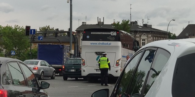 Kraksa w centrum Bydgoszczy. Około godz. 9:00 na ulicy Szubińskiej zderzyły się samochód osobowy z autobusem. Ruch był utrudniony.

Jak informuje podkom. Lidia Kowalska z KWP w Bydgoszczy, przed godz. 9 w okolicach placu Poznańskiego najpierw doszło do kolizji dwóch samochodów: volkswagena i toyoty. Volkswagen wjechał na czerwonym świetle i zderzył się z toyotą. 

Chwilę później, również w tym rejonie, doszło do zderzenia autobusu z samochodem osobowym. - Autobus firmy "Sindbad" nie ustąpił citroenowi pierwszeństwa przejazdu przy zmianie pasa ruchu i zderzył się z tym autem - wyjaśnia podkom. Lidia Kowalska. 

W autobusie znajdowało się 28 pasażerów, nikomu nic się nie stało.


Flesz - wypadki drogowe. Jak udzielić pierwszej pomocy?

