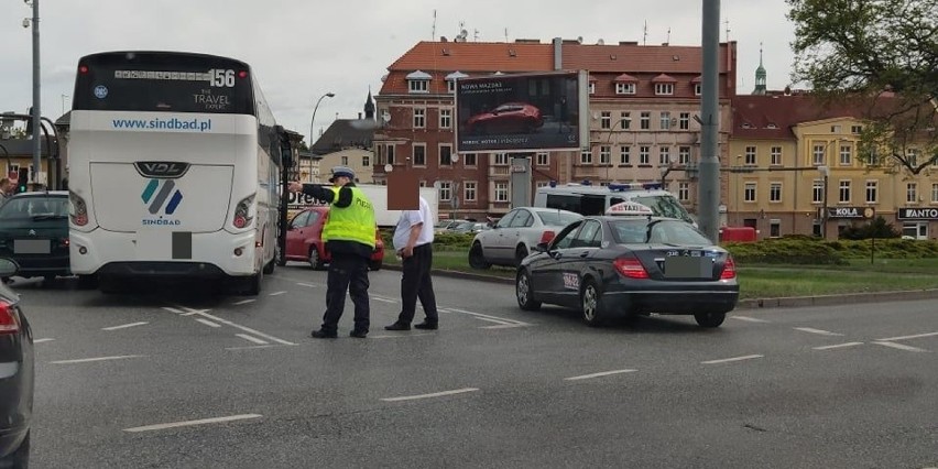 Szubińskiej zderzyły się samochód osobowy z autobusem. Ruch...