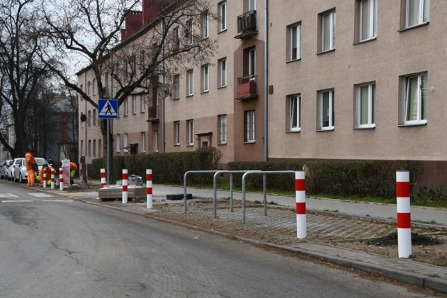 Przy ulicy Marszałkowskiej w Kielcach  zamontowano przy jezdniach słupki,  które uniemożliwiają wjazd do zatok parkingowych.