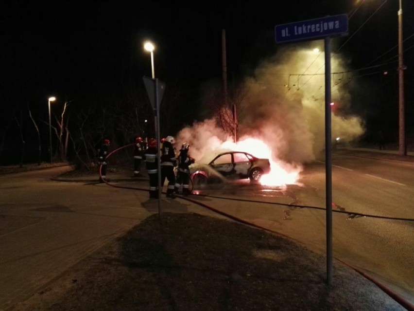 Gaszenie pojazdu w Gdyni na ul. Nowowiczlińskiej