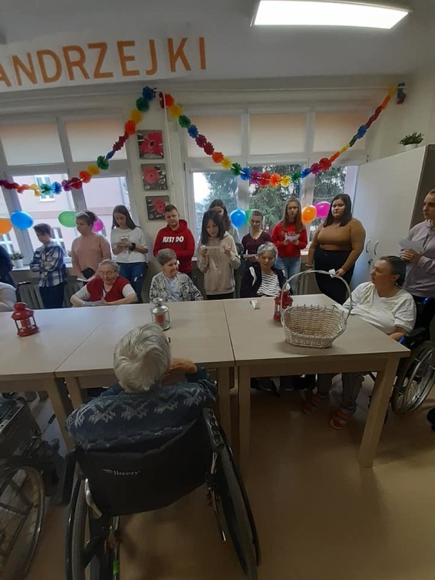 Wolontariusze z andrzejkową wizytą odwiedzili pacjentów Zakładu Leczniczo - Opiekuńczego
