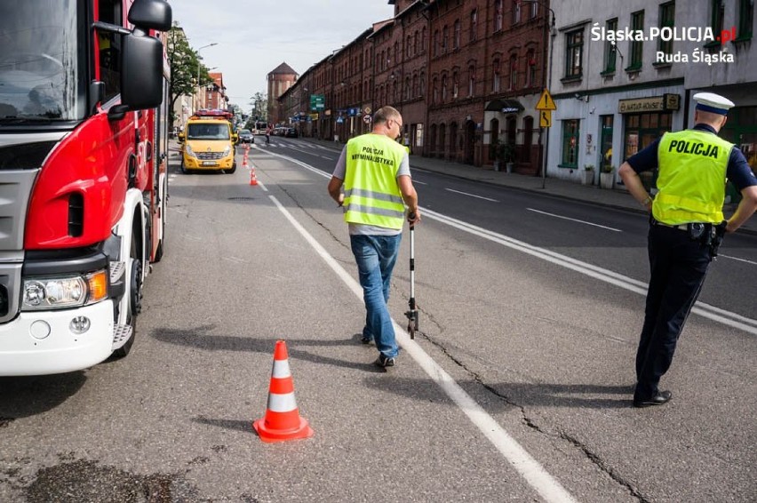 Ruda Śląska: Wjechał samochodem w przystanek autobusowy i potrącił dwie kobiety [ZDJĘCIA]