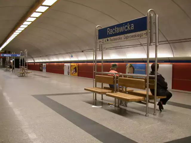 Przez wiele lat po otwarciu systemu metra na każdej ze stacji znalazła się przestrzeń na łazienkę poza Racławicką. Stacja bez dużego węzła przesiadkowego, na Starym Mokotowie nie miała sanitariatu. Dziś to standard, ale i wtedy było zaskakujące. Po latach, w 2015 roku, zabrano się za przystosowanie jednego z pomieszczeń technicznych na małą łazienkę. W porównaniu do innych stacji to malutkie pomieszczenie, ale... mieszkańcy narzekają, że źle zrobiono wentylację! Zejście od strony skrzyżowania z Racławicką przy bazarku to często bardzo nieprzyjemne zapachy. Toaleta jest, ale za to jakim kosztem. 

Kolejna ciekawostka na następnej stronie >>>