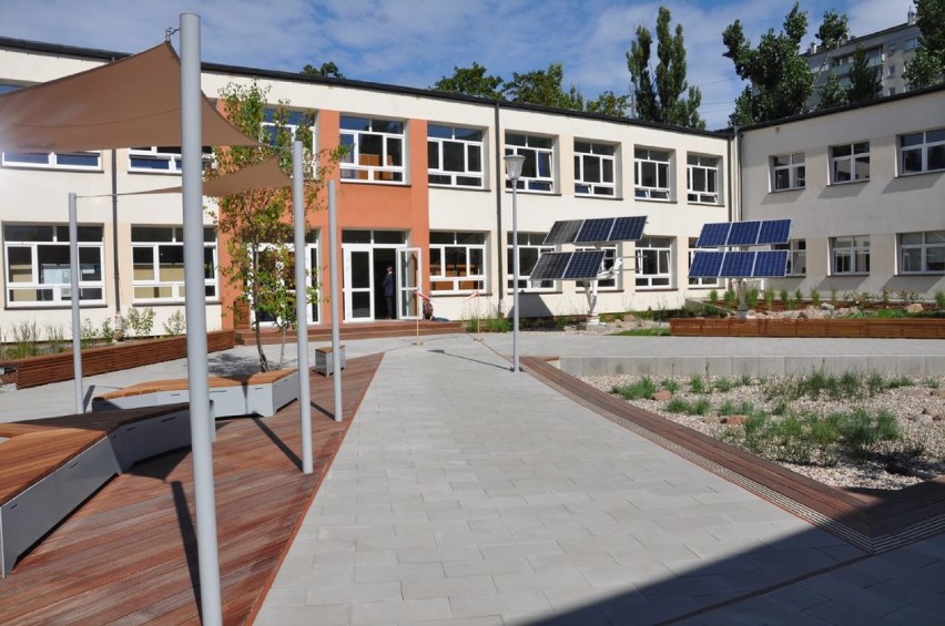 Otwarto proekologiczne patio na dziedzińcu wolskiej szkoły. Kosztowało ponad milion złotych. ''To nie fanaberia, to potrzeba edukacyjna''