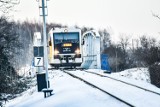 Stoi na stacji lokomotywa...Niestety już nie stoi, bo prawdziwych pociągów w Żarach ze świecą szukać. Ale szynobusy zimą wyglądają nieźle