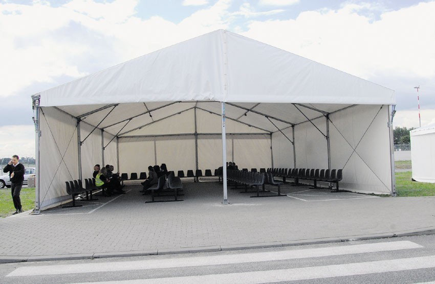 Naprzeciwko II terminalu ustawiono namiot dla 150 osób. Obok...