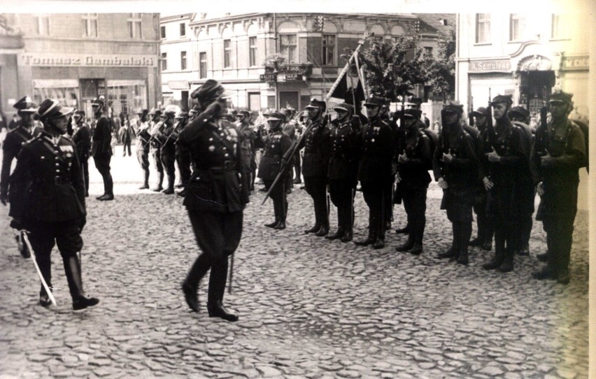 Unikatowe zdjęcia! Wojskowe tradycje Pleszewa na archiwalnych fotografiach