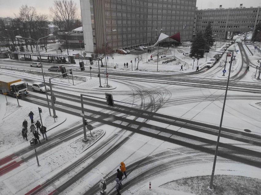 Zima wróciła do Kielc! Zobacz, jak wygląda zaśnieżone centrum miasta pod koniec marca. Zdjęcia