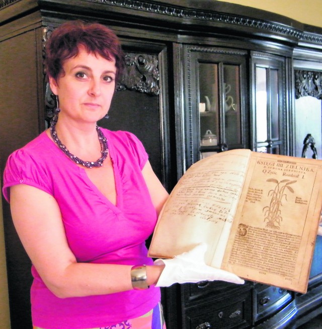 Monika Sitek, pracownica muzeum, prezentuje unikatowe dzieło Szymona Syreniusza
