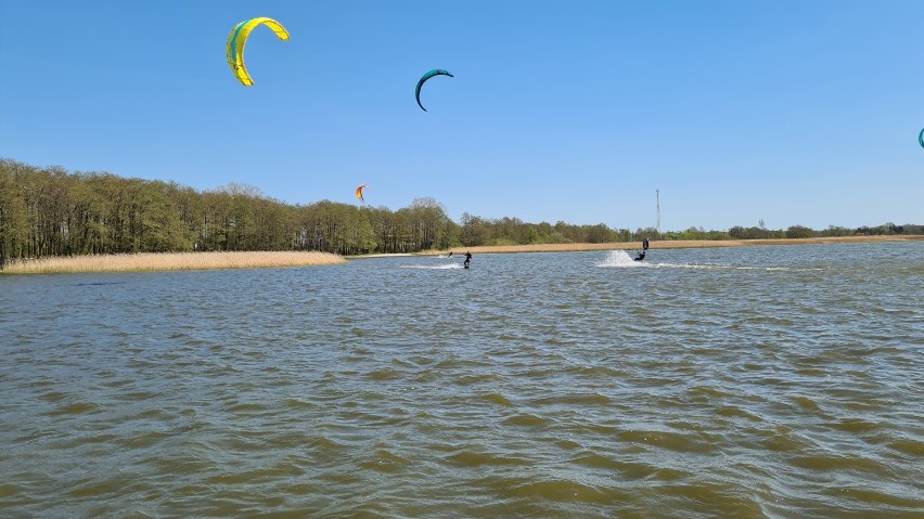  Kitesurfing na jeziorze Bukowo w gminie Darłowo [zdjęcia]