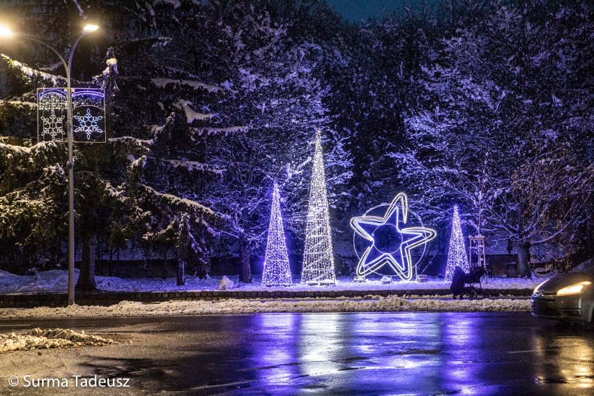 Stargard rozświetlony tysiącem świątecznych światełek. Wieczorny fotoreportaż Tadeusza Surmy