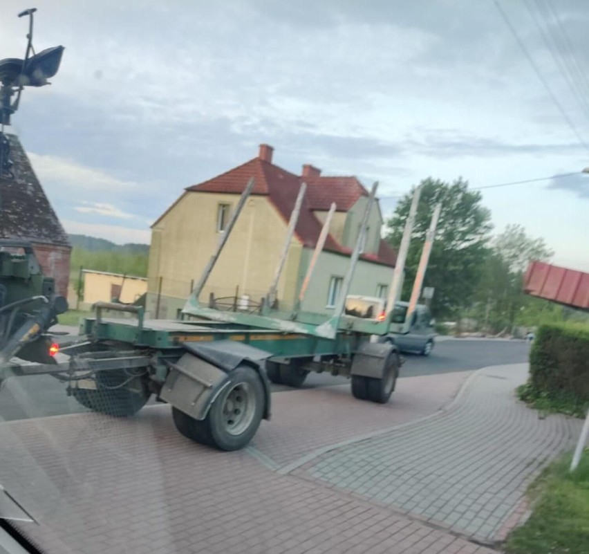 DK20 w Jeleniu koło Szczecinka: drewno spadło z ciężarówki. O krok od tragedii [zdjęcia]