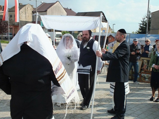 Scena ślubu Polki i Żyda w starachowickim spektaklu.