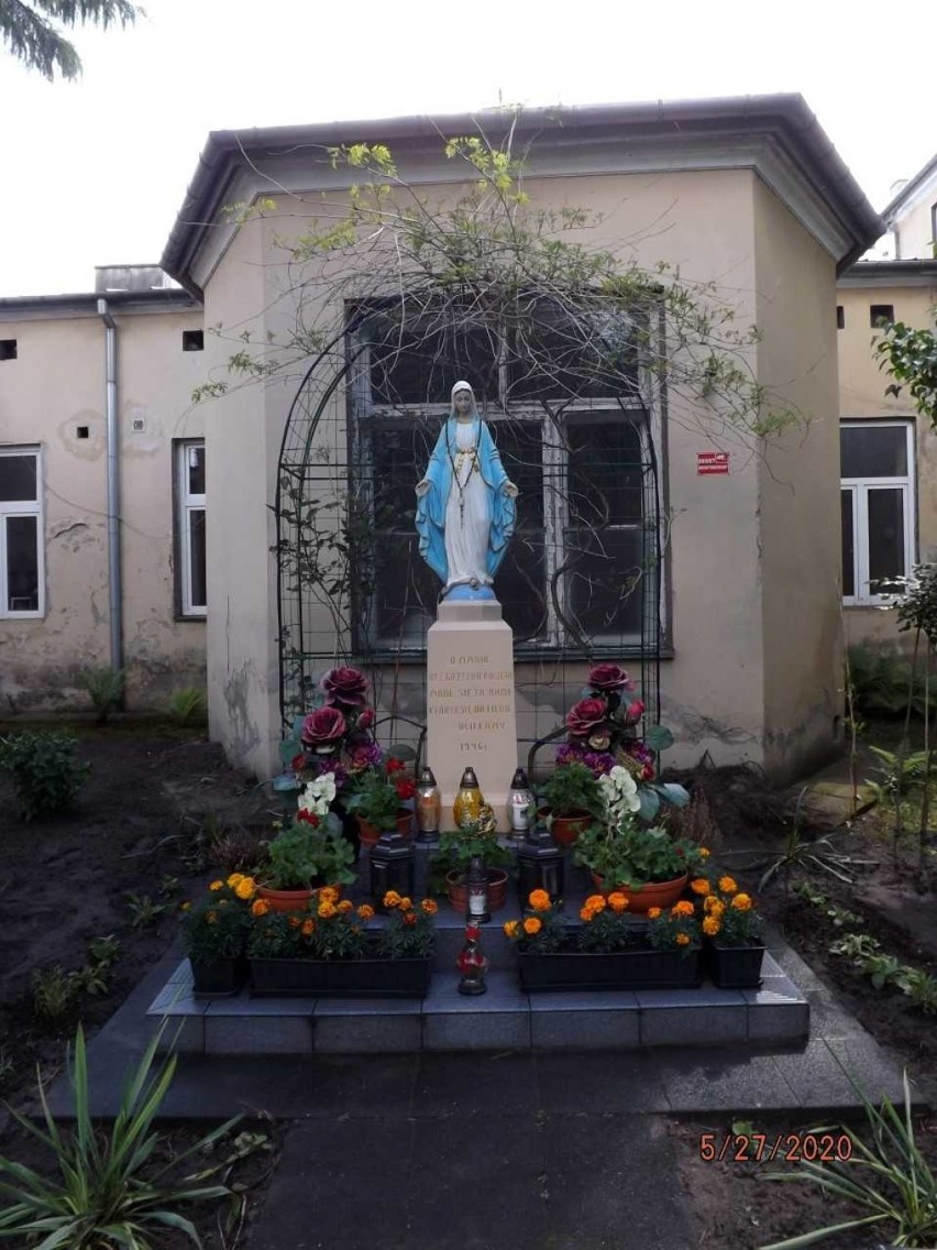 Figurka Maryi Niepokalanej na terenie starego szpitala w...