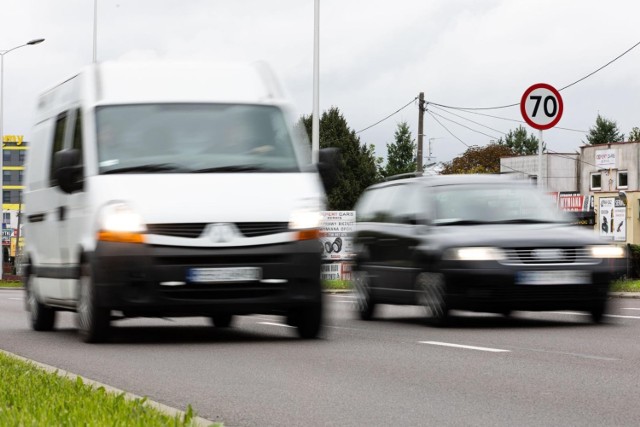 Od 1 grudnia kierowcy będą musieli bardziej uważać na drodze. W życie wchodzi nowy taryfikator za wykroczenia drogowe, który będzie dużo bardziej surowy niż obecny. Mandaty będą liczone w tysiącach złotych. Ma to sprawić, że kierowcy zaczną jeździć ostrożniej i bardziej rozważnie.

Sprawdź mandaty za wykroczenia --->