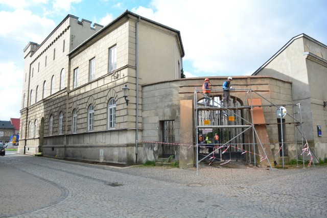 Budowlańcy pracują między innymi przy wzmocnieniu konstrukcji bramy wjazdowej na dziedziniec ratusza od strony ulicy Wolność.