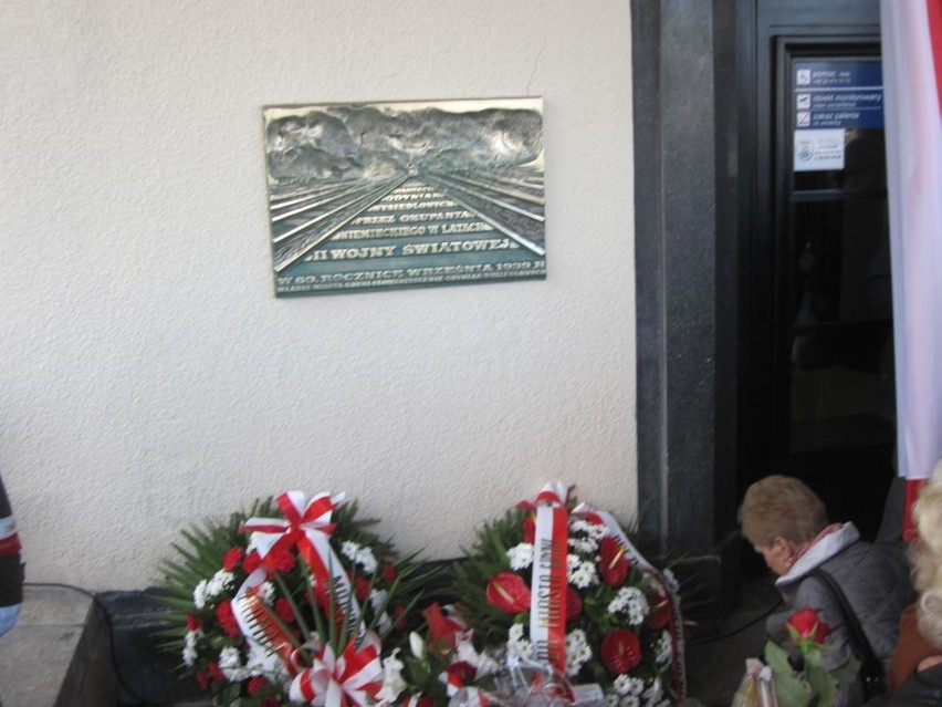 Przy dowcu odsłonięto tablicę pamięci wysiedlonych mieszkańców Gdyni przez hitlerowców [ZDJĘCIA]